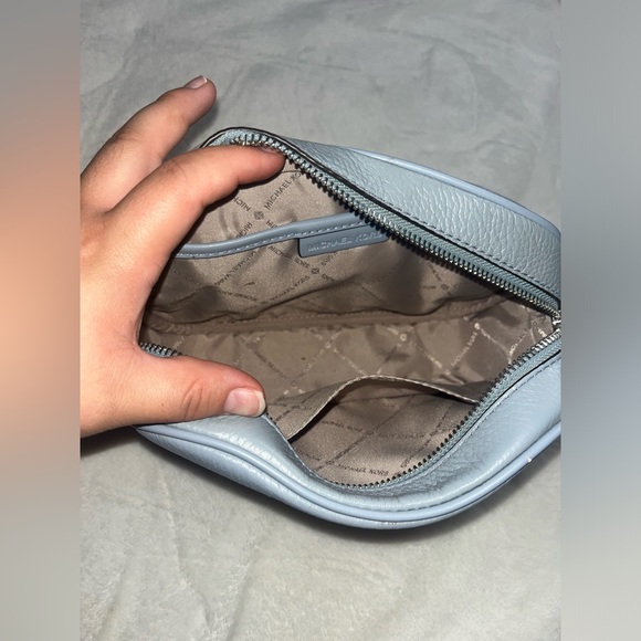 Michael Kors Oval Jet Set Travel Bag XBody - Picture 2 of 3